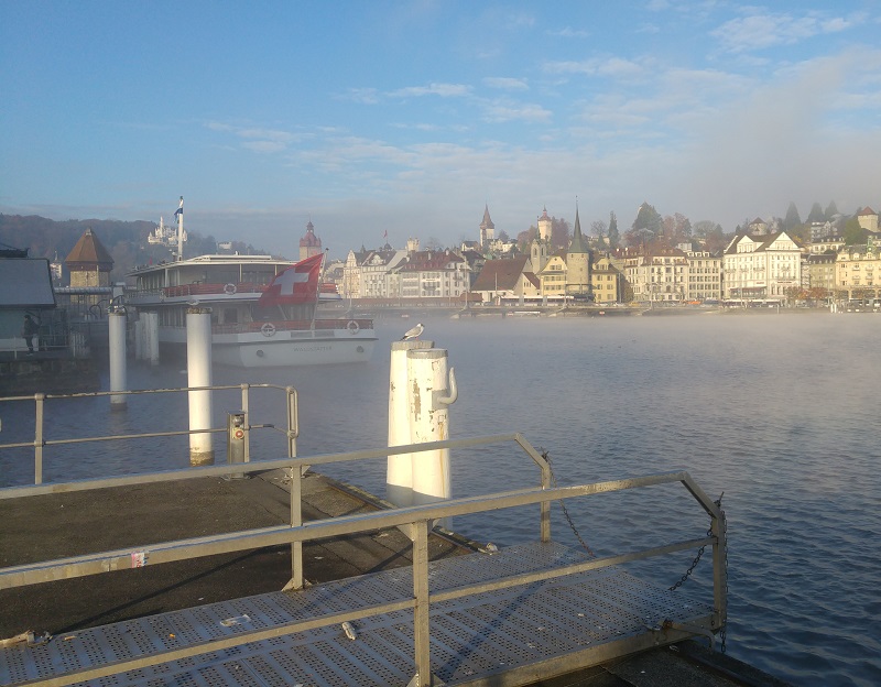 Schiffsteg KKL im Nebel
